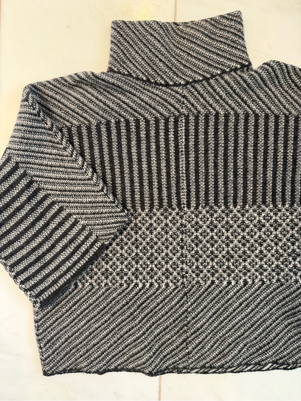 Tahari Black & White Cashmere Patterned Sweater